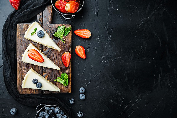 포토 JPG 해외이미지 그릇 딸기 검은배경 디저트 실내 사람없음 하이앵글 달콤 조각케이크 블루베리 치즈케이크 나무도마 카피스페이스 해외포토 식기 음식 뷰포인트 백그라운드 과일 도마 내부 목재 케이크 검은색 공백 맛 파일형식