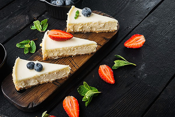 포토 JPG 해외이미지 딸기 검은배경 디저트 실내 사람없음 달콤 조각케이크 허브 블루베리 치즈케이크 나무도마 해외포토 식물 음식 백그라운드 과일 도마 내부 목재 케이크 검은색 맛 파일형식