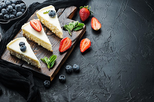 포토 JPG 해외이미지 그릇 딸기 검은배경 디저트 실내 사람없음 달콤 조각케이크 허브 블루베리 치즈케이크 나무도마 카피스페이스 해외포토 식물 식기 음식 백그라운드 과일 도마 내부 목재 케이크 검은색 공백 맛 파일형식