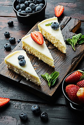 포토 JPG 해외이미지 그릇 딸기 디저트 실내 사람없음 달콤 조각케이크 허브 블루베리 치즈케이크 나무도마 나무배경 해외포토 식물 식기 음식 백그라운드 과일 도마 내부 목재 케이크 맛 파일형식