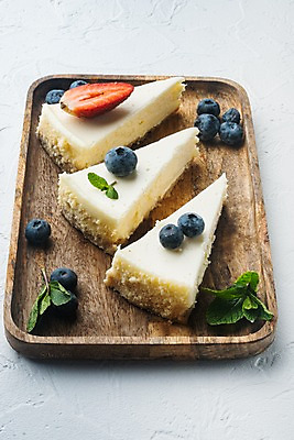 포토 JPG 해외이미지 딸기 디저트 실내 사람없음 달콤 조각케이크 허브 흰배경 블루베리 치즈케이크 나무쟁반 해외포토 식물 음식 백그라운드 과일 쟁반 내부 목재 케이크 흰색 맛 파일형식