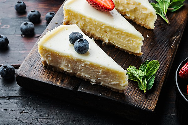 포토 JPG 해외이미지 딸기 디저트 실내 사람없음 달콤 조각케이크 허브 블루베리 치즈케이크 나무도마 나무배경 해외포토 식물 음식 백그라운드 과일 도마 내부 목재 케이크 맛 파일형식