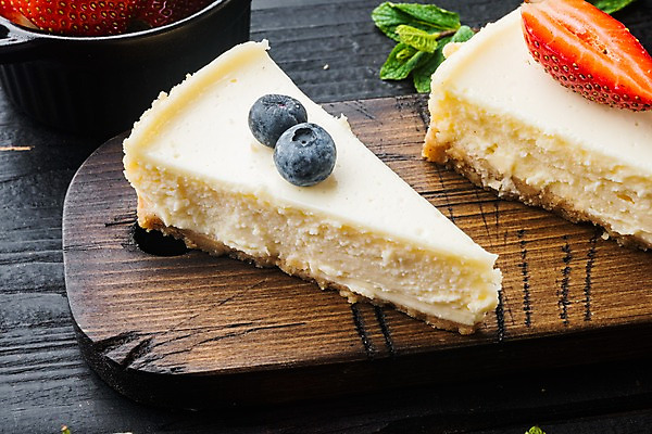 포토 JPG 해외이미지 딸기 디저트 실내 사람없음 달콤 조각케이크 블루베리 치즈케이크 나무도마 나무배경 해외포토 음식 백그라운드 과일 도마 내부 목재 케이크 맛 파일형식