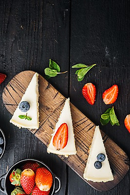 포토 JPG 해외이미지 그릇 딸기 검은배경 디저트 실내 사람없음 하이앵글 달콤 조각케이크 허브 블루베리 치즈케이크 나무도마 카피스페이스 해외포토 식물 식기 음식 뷰포인트 백그라운드 과일 도마 내부 목재 케이크 검은색 공백 맛 파일형식