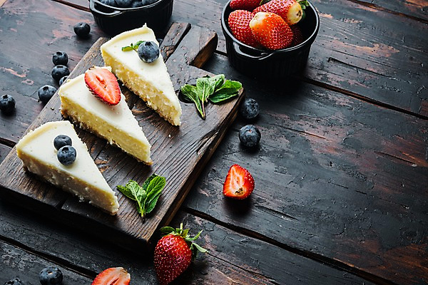 포토 JPG 해외이미지 그릇 딸기 디저트 실내 사람없음 달콤 조각케이크 허브 블루베리 치즈케이크 나무도마 카피스페이스 나무배경 해외포토 식물 식기 음식 백그라운드 과일 도마 내부 목재 케이크 공백 맛 파일형식