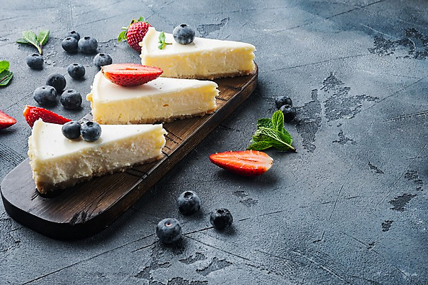 포토 JPG 해외이미지 회색배경 딸기 디저트 실내 사람없음 달콤 조각케이크 허브 블루베리 치즈케이크 나무도마 카피스페이스 해외포토 식물 음식 백그라운드 과일 도마 내부 목재 케이크 공백 회색 맛 파일형식