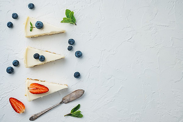 포토 JPG 해외이미지 딸기 디저트 실내 사람없음 하이앵글 달콤 조각케이크 허브 흰배경 블루베리 일렬 치즈케이크 잼나이프 카피스페이스 해외포토 식물 음식 뷰포인트 백그라운드 과일 내부 케이크 공백 흰색 나이프 맛 파일형식