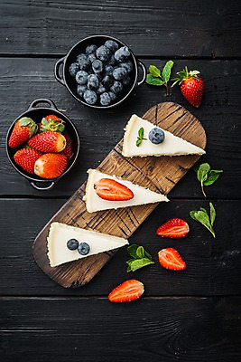 포토 JPG 해외이미지 그릇 딸기 검은배경 디저트 실내 사람없음 하이앵글 달콤 조각케이크 허브 블루베리 치즈케이크 나무도마 플랫레이 해외포토 식물 식기 음식 뷰포인트 백그라운드 과일 도마 내부 목재 케이크 검은색 플랫 맛 파일형식