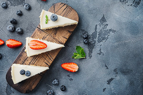 포토 JPG 해외이미지 회색배경 딸기 디저트 실내 사람없음 달콤 조각케이크 허브 블루베리 치즈케이크 나무도마 카피스페이스 해외포토 식물 음식 백그라운드 과일 도마 내부 목재 케이크 공백 회색 맛 파일형식