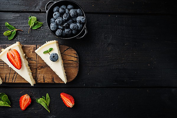 포토 JPG 해외이미지 그릇 딸기 검은배경 디저트 실내 사람없음 달콤 조각케이크 허브 블루베리 치즈케이크 나무도마 카피스페이스 해외포토 식물 식기 음식 백그라운드 과일 도마 내부 목재 케이크 검은색 공백 맛 파일형식