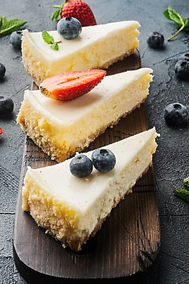 포토 JPG 해외이미지 회색배경 딸기 디저트 실내 근접촬영 사람없음 달콤 조각케이크 블루베리 일렬 치즈케이크 나무도마 해외포토 음식 뷰포인트 백그라운드 과일 도마 내부 목재 케이크 회색 맛 파일형식