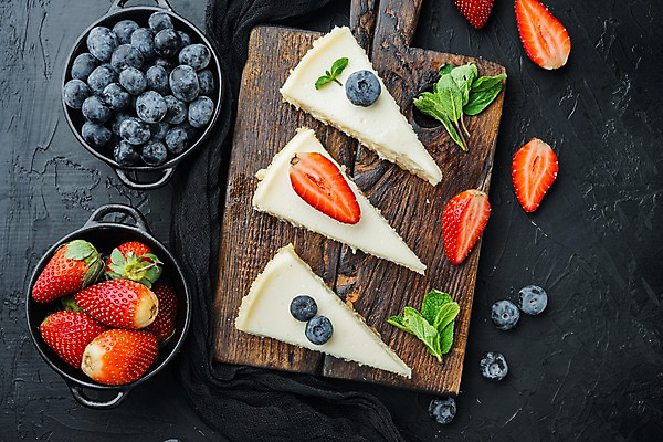 포토 JPG 해외이미지 그릇 딸기 검은배경 디저트 실내 사람없음 하이앵글 달콤 조각케이크 허브 블루베리 치즈케이크 나무도마 해외포토 식물 식기 음식 뷰포인트 백그라운드 과일 도마 내부 목재 케이크 검은색 맛 파일형식