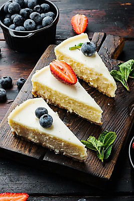 포토 JPG 해외이미지 그릇 딸기 디저트 실내 사람없음 달콤 조각케이크 허브 블루베리 치즈케이크 나무도마 나무배경 해외포토 식물 식기 음식 백그라운드 과일 도마 내부 목재 케이크 맛 파일형식