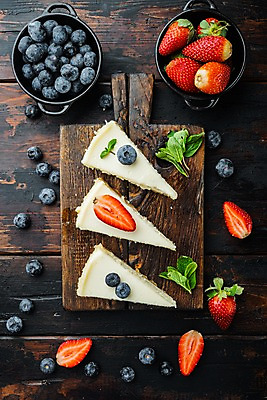 포토 JPG 해외이미지 그릇 딸기 디저트 실내 사람없음 하이앵글 달콤 조각케이크 허브 블루베리 치즈케이크 나무도마 나무배경 해외포토 식물 식기 음식 뷰포인트 백그라운드 과일 도마 내부 목재 케이크 맛 파일형식