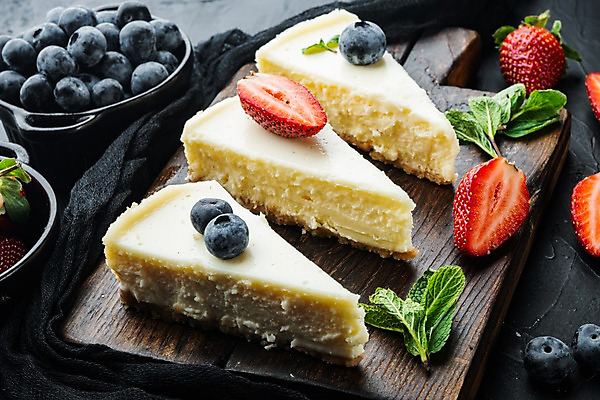 포토 JPG 해외이미지 그릇 딸기 검은배경 디저트 실내 사람없음 달콤 조각케이크 허브 블루베리 치즈케이크 나무도마 해외포토 식물 식기 음식 백그라운드 과일 도마 내부 목재 케이크 검은색 맛 파일형식