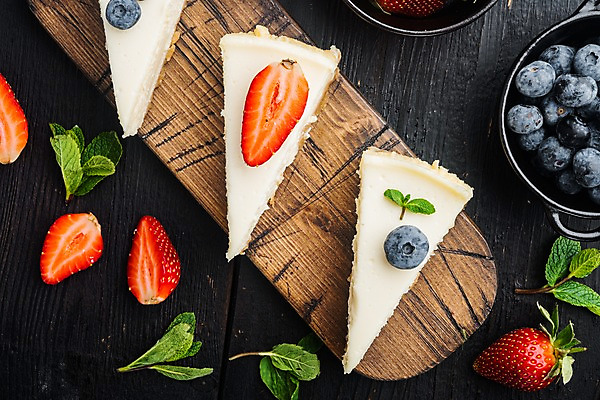 포토 JPG 해외이미지 그릇 딸기 검은배경 디저트 실내 사람없음 하이앵글 달콤 조각케이크 허브 블루베리 치즈케이크 나무도마 해외포토 식물 식기 음식 뷰포인트 백그라운드 과일 도마 내부 목재 케이크 검은색 맛 파일형식