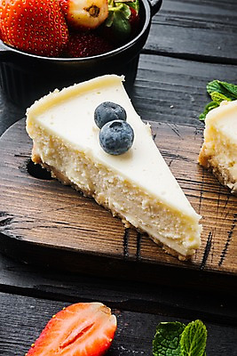 포토 JPG 해외이미지 그릇 딸기 검은배경 디저트 실내 사람없음 달콤 조각케이크 블루베리 치즈케이크 나무도마 해외포토 식기 음식 백그라운드 과일 도마 내부 목재 케이크 검은색 맛 파일형식