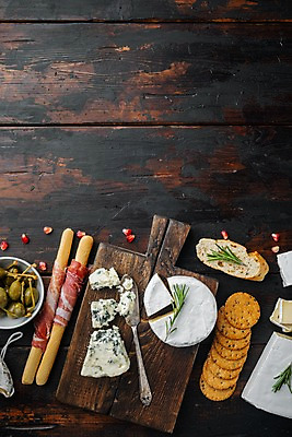 포토 JPG 해외이미지 실내 사람없음 하이앵글 크래커 애피타이저 올리브 로즈메리 그리시니 나무도마 버터나이프 블루치즈 슬라이스햄 까망베르치즈 카피스페이스 나무배경 고르곤졸라치즈 해외포토 열매 음식 빵 뷰포인트 백그라운드 치즈 도마 내부 목재 쿠키 공백 나이프 허브 햄 파일형식