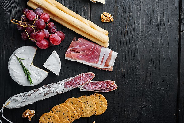 포토 JPG 해외이미지 포도 검은배경 실내 사람없음 애피타이저 햄 호두 로즈메리 그리시니 살라미 까망베르치즈 카피스페이스 해외포토 음식 빵 백그라운드 과일 치즈 육류 내부 검은색 공백 견과류 허브 파일형식