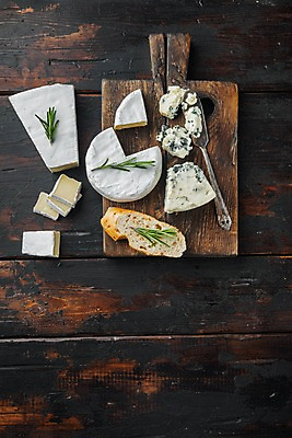 포토 JPG 해외이미지 실내 사람없음 하이앵글 애피타이저 바게트 슬라이스 로즈메리 나무도마 버터나이프 브리치즈 블루치즈 조각치즈 까망베르치즈 카피스페이스 나무배경 고르곤졸라치즈 해외포토 음식 빵 뷰포인트 조각 백그라운드 치즈 도마 내부 목재 공백 나이프 허브 파일형식