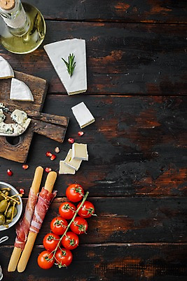 포토 JPG 해외이미지 방울토마토 실내 사람없음 애피타이저 올리브오일 올리브 햄 로즈메리 그리시니 나무도마 브리치즈 블루치즈 석류알 까망베르치즈 카피스페이스 나무배경 고르곤졸라치즈 해외포토 열매 음식 빵 백그라운드 토마토 치즈 도마 육류 내부 목재 공백 기름_음식 허브 석류 파일형식