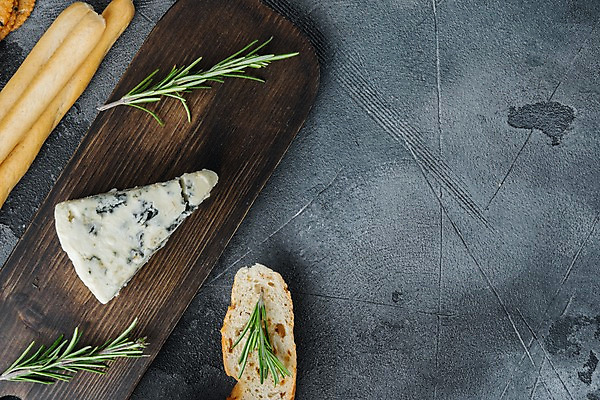 포토 JPG 해외이미지 회색배경 실내 사람없음 애피타이저 바게트 로즈메리 그리시니 나무도마 블루치즈 카피스페이스 고르곤졸라치즈 해외포토 음식 빵 백그라운드 치즈 도마 내부 목재 공백 회색 허브 파일형식