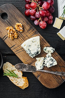 포토 JPG 해외이미지 포도 검은배경 실내 사람없음 애피타이저 바게트 호두 로즈메리 나무도마 버터나이프 브리치즈 블루치즈 고르곤졸라치즈 해외포토 음식 빵 백그라운드 과일 치즈 도마 내부 목재 검은색 견과류 나이프 허브 파일형식