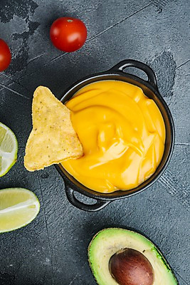 포토 JPG 해외이미지 그릇 방울토마토 회색배경 치즈 실내 근접촬영 사람없음 라임 나초 해외포토 식기 음식 뷰포인트 백그라운드 토마토 과일 유제품 내부 회색 파일형식