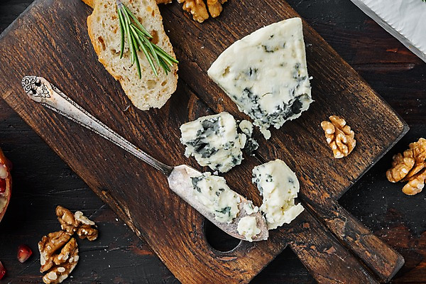 포토 JPG 해외이미지 검은배경 실내 사람없음 애피타이저 바게트 호두 로즈메리 나무도마 버터나이프 블루치즈 고르곤졸라치즈 해외포토 음식 빵 백그라운드 치즈 도마 내부 목재 검은색 견과류 나이프 허브 파일형식