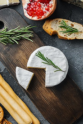 포토 JPG 해외이미지 회색배경 실내 사람없음 애피타이저 바게트 석류 로즈메리 그리시니 나무도마 까망베르치즈 해외포토 음식 빵 백그라운드 과일 치즈 도마 내부 목재 회색 허브 파일형식