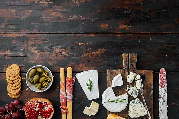 포토 JPG 해외이미지 포도 실내 사람없음 하이앵글 크래커 애피타이저 올리브 햄 석류 로즈메리 그리시니 나무도마 브리치즈 블루치즈 살라미 까망베르치즈 카피스페이스 나무배경 고르곤졸라치즈 해외포토 열매 음식 빵 뷰포인트 백그라운드 과일 치즈 도마 육류 내부 목재 쿠키 공백 허브 파일형식