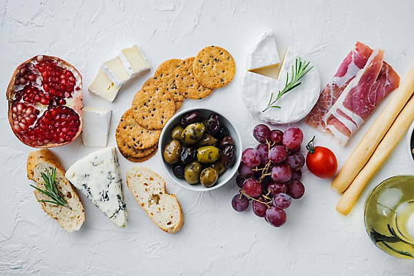 포토 JPG 해외이미지 방울토마토 포도 실내 사람없음 크래커 애피타이저 올리브오일 바게트 흰배경 올리브 석류 로즈메리 그리시니 브리치즈 블루치즈 슬라이스햄 까망베르치즈 고르곤졸라치즈 해외포토 열매 음식 빵 백그라운드 토마토 과일 치즈 내부 쿠키 흰색 기름_음식 허브 햄 파일형식