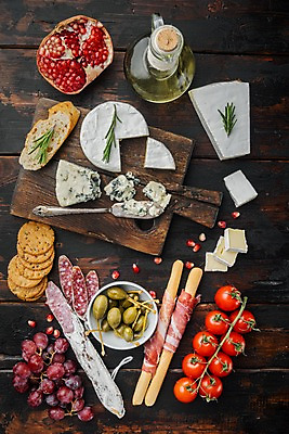 포토 JPG 해외이미지 방울토마토 포도 실내 사람없음 크래커 애피타이저 올리브오일 바게트 햄 석류 로즈메리 그리시니 나무도마 버터나이프 브리치즈 블루치즈 살라미 까망베르치즈 나무배경 고르곤졸라치즈 해외포토 음식 빵 백그라운드 토마토 과일 치즈 도마 육류 내부 목재 쿠키 나이프 기름_음식 허브 파일형식