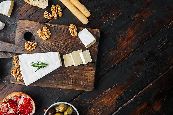 포토 JPG 해외이미지 실내 사람없음 애피타이저 올리브 호두 석류 로즈메리 그리시니 나무도마 브리치즈 카피스페이스 나무배경 해외포토 열매 음식 빵 백그라운드 과일 치즈 도마 내부 목재 공백 견과류 허브 파일형식