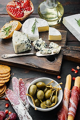 포토 JPG 해외이미지 실내 사람없음 크래커 애피타이저 올리브오일 바게트 올리브 햄 석류 로즈메리 그리시니 나무도마 버터나이프 브리치즈 블루치즈 살라미 석류알 까망베르치즈 나무배경 고르곤졸라치즈 해외포토 열매 음식 빵 백그라운드 과일 치즈 도마 육류 내부 목재 쿠키 나이프 기름_음식 허브 파일형식