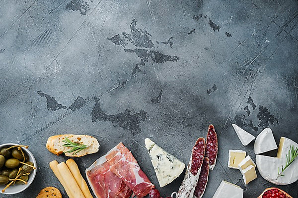 포토 JPG 해외이미지 회색배경 실내 사람없음 하이앵글 애피타이저 바게트 올리브 햄 로즈메리 그리시니 브리치즈 블루치즈 살라미 까망베르치즈 카피스페이스 고르곤졸라치즈 해외포토 열매 음식 빵 뷰포인트 백그라운드 치즈 육류 내부 공백 회색 허브 파일형식