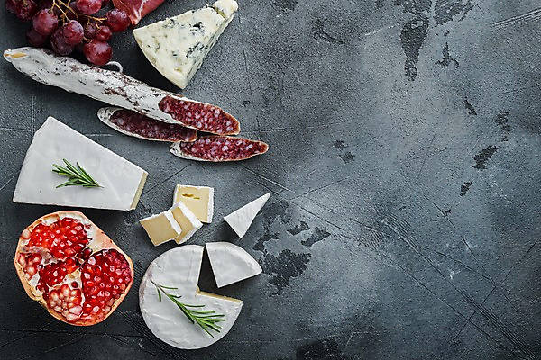 포토 JPG 해외이미지 회색배경 포도 실내 사람없음 하이앵글 애피타이저 석류 로즈메리 브리치즈 블루치즈 살라미 까망베르치즈 카피스페이스 고르곤졸라치즈 해외포토 음식 뷰포인트 백그라운드 과일 치즈 내부 공백 회색 허브 파일형식