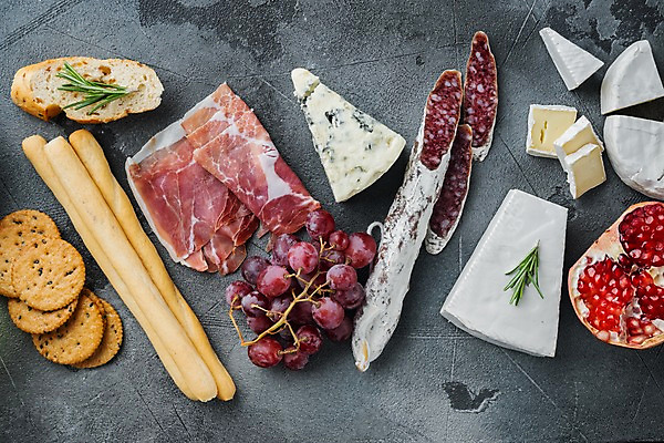 포토 JPG 해외이미지 회색배경 포도 실내 사람없음 크래커 애피타이저 바게트 햄 석류 로즈메리 그리시니 브리치즈 블루치즈 살라미 까망베르치즈 고르곤졸라치즈 해외포토 음식 빵 백그라운드 과일 치즈 육류 내부 쿠키 회색 허브 파일형식