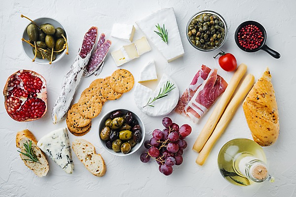 포토 JPG 해외이미지 방울토마토 포도 실내 사람없음 하이앵글 애피타이저 올리브오일 바게트 흰배경 올리브 햄 석류 로즈메리 그리시니 브리치즈 블루치즈 살라미 통후추 까망베르치즈 고르곤졸라치즈 해외포토 열매 음식 빵 뷰포인트 백그라운드 토마토 과일 치즈 육류 내부 흰색 기름_음식 허브 후추 파일형식