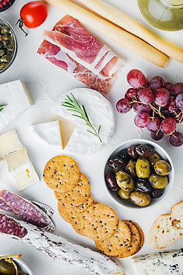 포토 JPG 해외이미지 토마토 포도 실내 사람없음 하이앵글 크래커 애피타이저 바게트 흰배경 올리브 햄 로즈메리 그리시니 브리치즈 살라미 까망베르치즈 해외포토 열매 음식 빵 뷰포인트 백그라운드 채소 과일 치즈 육류 내부 쿠키 흰색 허브 파일형식