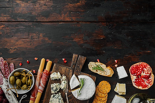 포토 JPG 해외이미지 실내 사람없음 하이앵글 크래커 애피타이저 바게트 올리브 햄 석류 로즈메리 그리시니 나무도마 버터나이프 브리치즈 블루치즈 살라미 까망베르치즈 카피스페이스 나무배경 고르곤졸라치즈 해외포토 열매 음식 빵 뷰포인트 백그라운드 과일 치즈 도마 육류 내부 목재 쿠키 공백 나이프 허브 파일형식