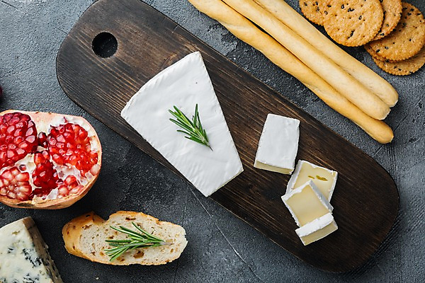 포토 JPG 해외이미지 회색배경 실내 사람없음 크래커 애피타이저 바게트 슬라이스 석류 로즈메리 그리시니 나무도마 브리치즈 해외포토 음식 빵 백그라운드 과일 치즈 도마 내부 목재 쿠키 회색 허브 파일형식