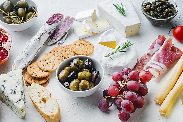 포토 JPG 해외이미지 방울토마토 포도 실내 사람없음 크래커 애피타이저 바게트 흰배경 올리브 햄 로즈메리 그리시니 브리치즈 블루치즈 살라미 까망베르치즈 고르곤졸라치즈 해외포토 열매 음식 빵 백그라운드 토마토 과일 치즈 육류 내부 쿠키 흰색 허브 파일형식