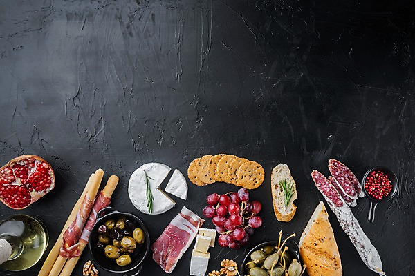 포토 JPG 해외이미지 포도 검은배경 실내 사람없음 하이앵글 크래커 애피타이저 올리브오일 올리브 햄 석류 로즈메리 그리시니 브리치즈 살라미 통후추 까망베르치즈 카피스페이스 해외포토 열매 음식 빵 뷰포인트 백그라운드 과일 치즈 육류 내부 쿠키 검은색 공백 기름_음식 허브 후추 파일형식