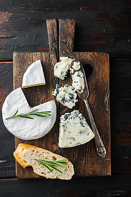 포토 JPG 해외이미지 실내 사람없음 애피타이저 바게트 로즈메리 나무도마 버터나이프 블루치즈 까망베르치즈 나무배경 고르곤졸라치즈 해외포토 음식 빵 백그라운드 치즈 도마 내부 목재 나이프 허브 파일형식