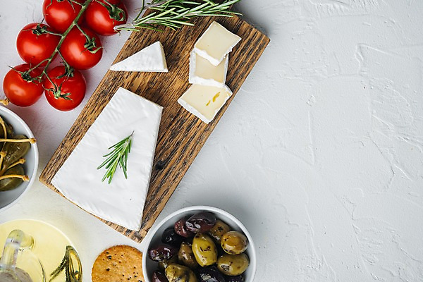 포토 JPG 해외이미지 방울토마토 실내 사람없음 크래커 올리브오일 흰배경 올리브 슬라이스 로즈메리 나무도마 브리치즈 카피스페이스 해외포토 열매 백그라운드 토마토 치즈 도마 내부 목재 쿠키 공백 흰색 기름_음식 허브 파일형식