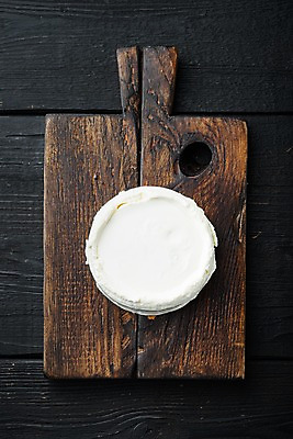 포토 JPG 해외이미지 검은배경 실내 사람없음 나무도마 리코타치즈 해외포토 백그라운드 치즈 도마 내부 목재 검은색 파일형식