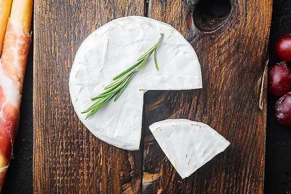 포토 JPG 해외이미지 검은배경 실내 사람없음 햄 로즈메리 그리시니 나무도마 까망베르치즈 해외포토 빵 백그라운드 치즈 도마 육류 내부 목재 검은색 허브 파일형식