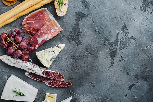 포토 JPG 해외이미지 회색배경 포도 실내 사람없음 애피타이저 햄 로즈메리 그리시니 브리치즈 블루치즈 살라미 카피스페이스 고르곤졸라치즈 해외포토 음식 빵 백그라운드 과일 치즈 육류 내부 공백 회색 허브 파일형식