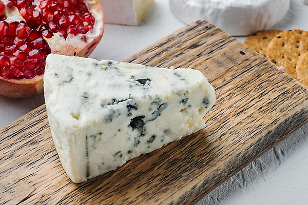 포토 JPG 해외이미지 실내 근접촬영 사람없음 흰배경 석류 나무도마 블루치즈 로크포르치즈 해외포토 뷰포인트 백그라운드 과일 치즈 도마 내부 목재 흰색 파일형식